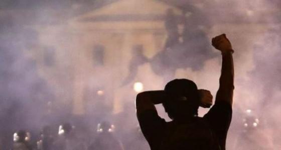 اعتراضات بر علیه خشونت عریان پلیس در آمریکا: زانو بر گلو، فریاد در خیابان، در انتظار عدالت