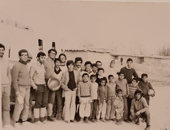 علی اکبر وزیری نفر چهارم از سمت چپ - فروردین ٥۴ روستای سی سخت